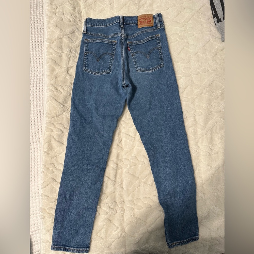 Levi Wedgie Fit Skinny Jean size 27 medium wash